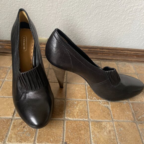 Coach Black Leather Ruffled Front Heels 7 1/2 - Picture 2 of 2